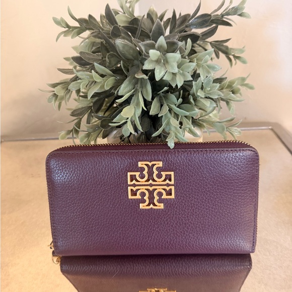 Tory Burch Handbags - Tory Burch Britten Zip Continental Leather Wallet